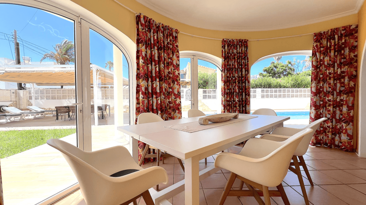 Top gepflegte Villa mit 2 Dachterrassen und vielen Extras,  aktuelle Vermietungslizenz liegt vor.
