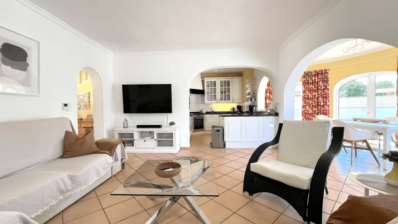Top gepflegte Villa mit 2 Dachterrassen und vielen Extras,  aktuelle Vermietungslizenz liegt vor.