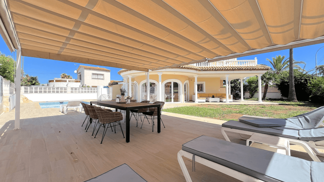 Top gepflegte Villa mit 2 Dachterrassen und vielen Extras,  aktuelle Vermietungslizenz liegt vor.