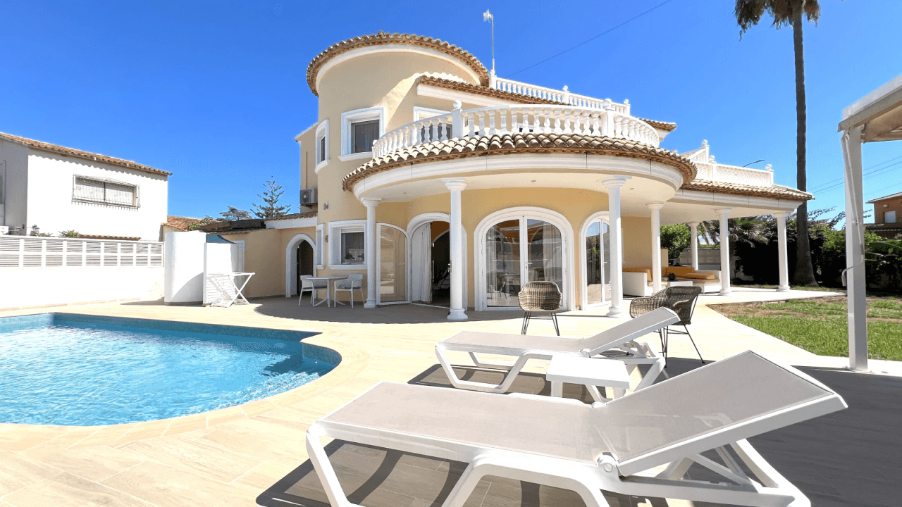 Top gepflegte Villa mit 2 Dachterrassen und vielen Extras,  aktuelle Vermietungslizenz liegt vor.
