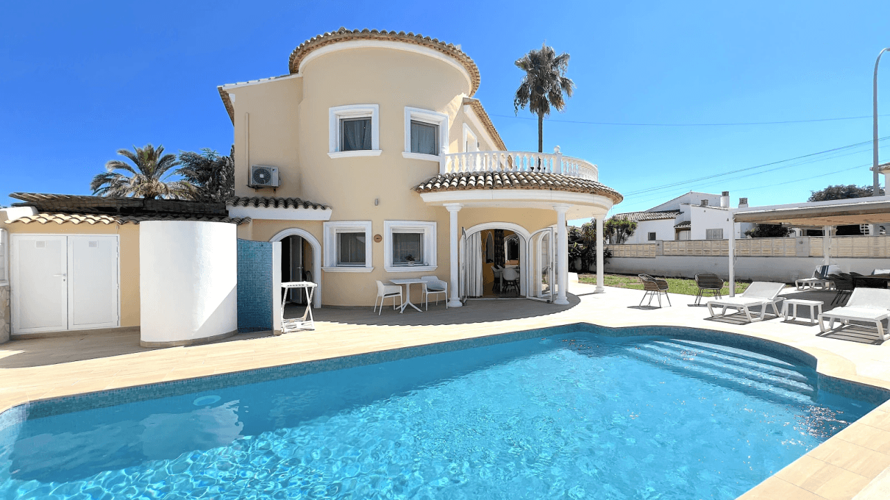 Top gepflegte Villa mit 2 Dachterrassen und vielen Extras,  aktuelle Vermietungslizenz liegt vor.