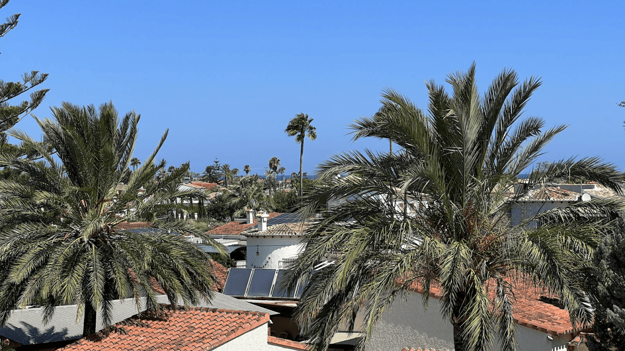 Top gepflegte Villa mit 2 Dachterrassen und vielen Extras,  aktuelle Vermietungslizenz liegt vor.