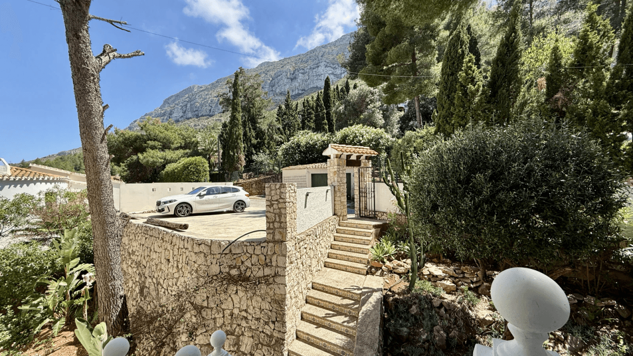Exklusive Meerblick-Villa mit Infinity-Pool und traumhaftem Außenbereich