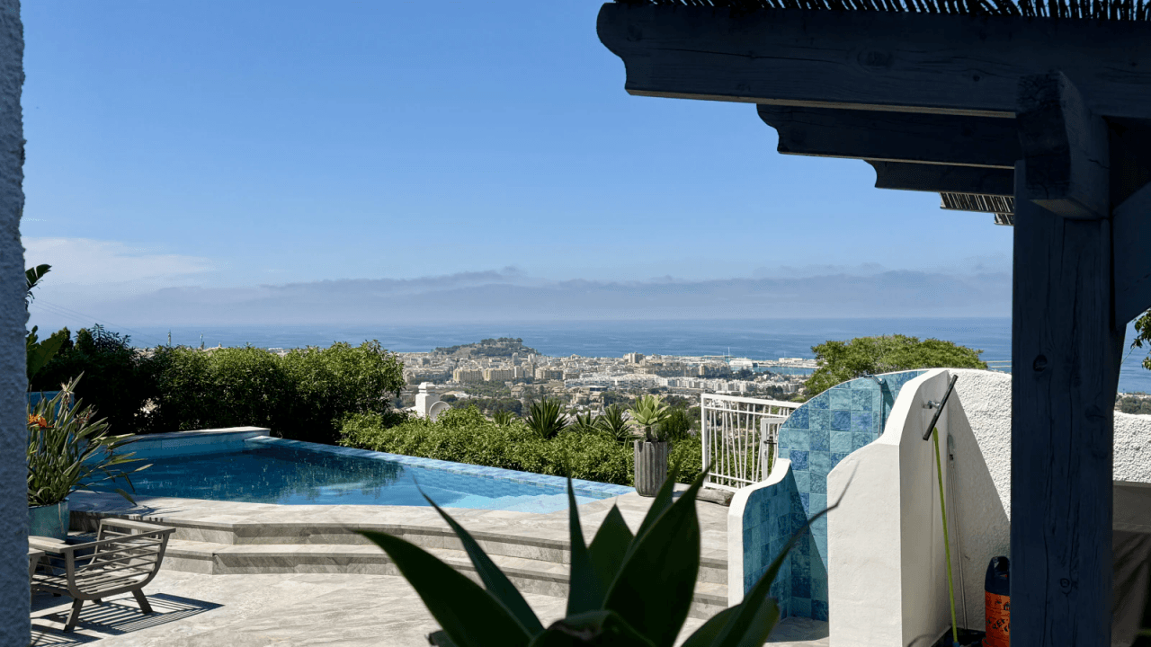 Exklusive Meerblick-Villa mit Infinity-Pool und traumhaftem Außenbereich
