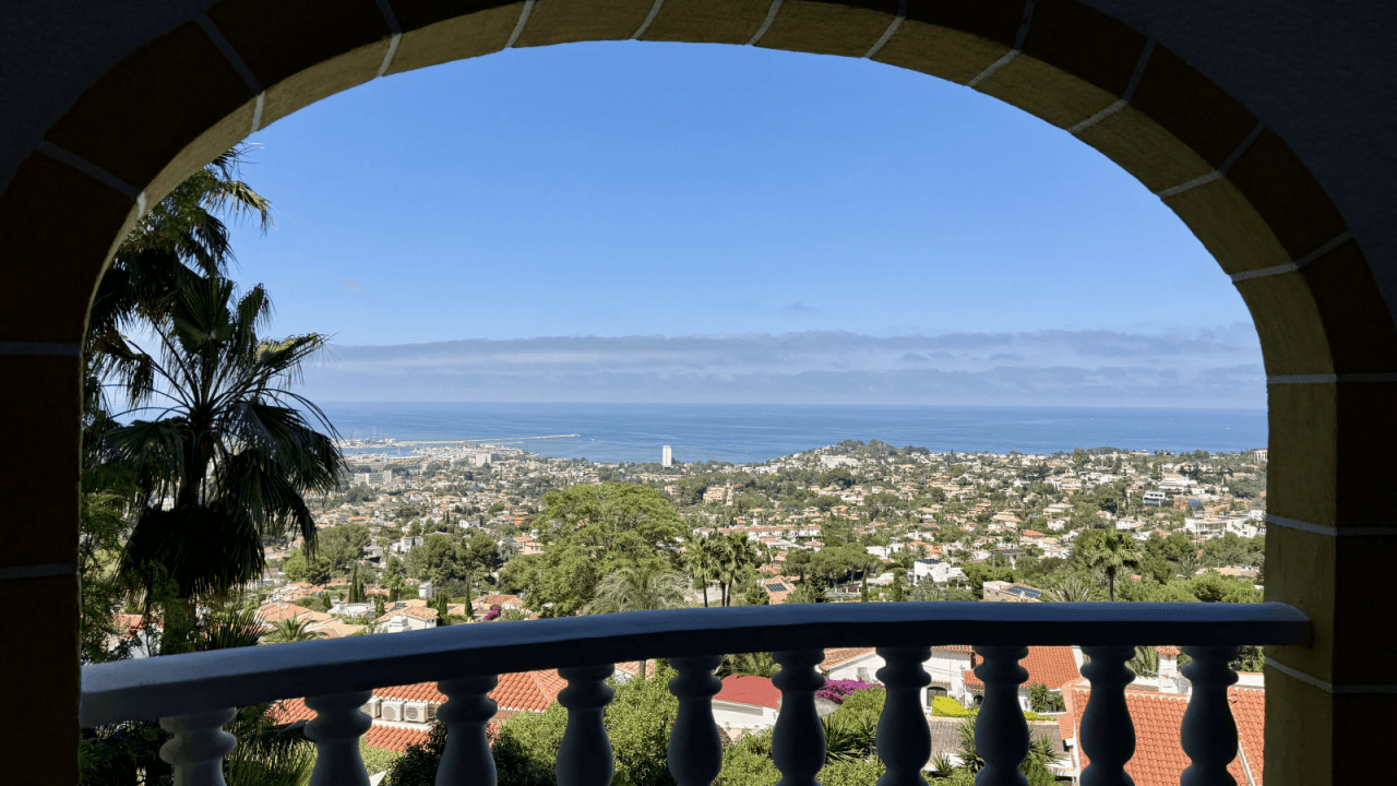 Exklusive Meerblick-Villa mit Infinity-Pool und traumhaftem Außenbereich