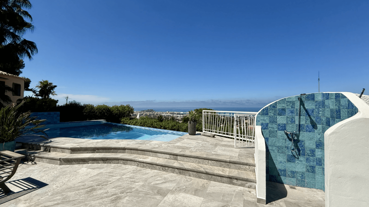 Exklusive Meerblick-Villa mit Infinity-Pool und traumhaftem Außenbereich