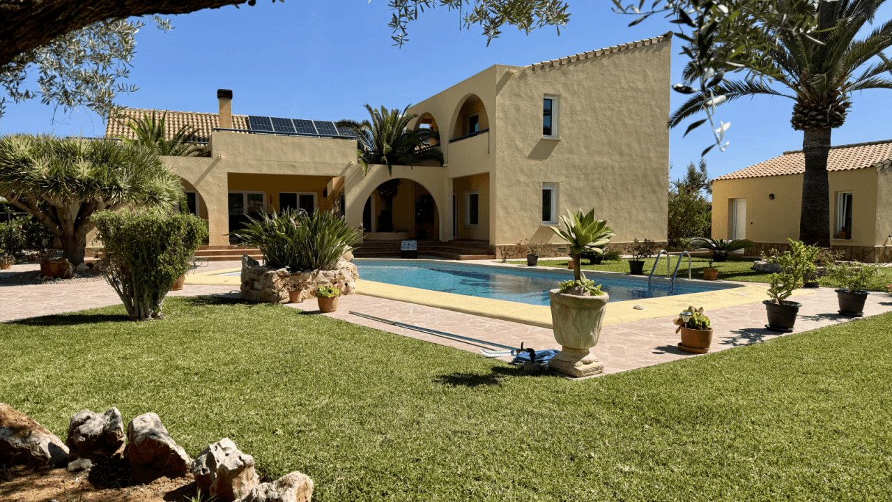 Sehr aussergewöhnliche Luxus Villa auf großem Grundstück in Els Poblets