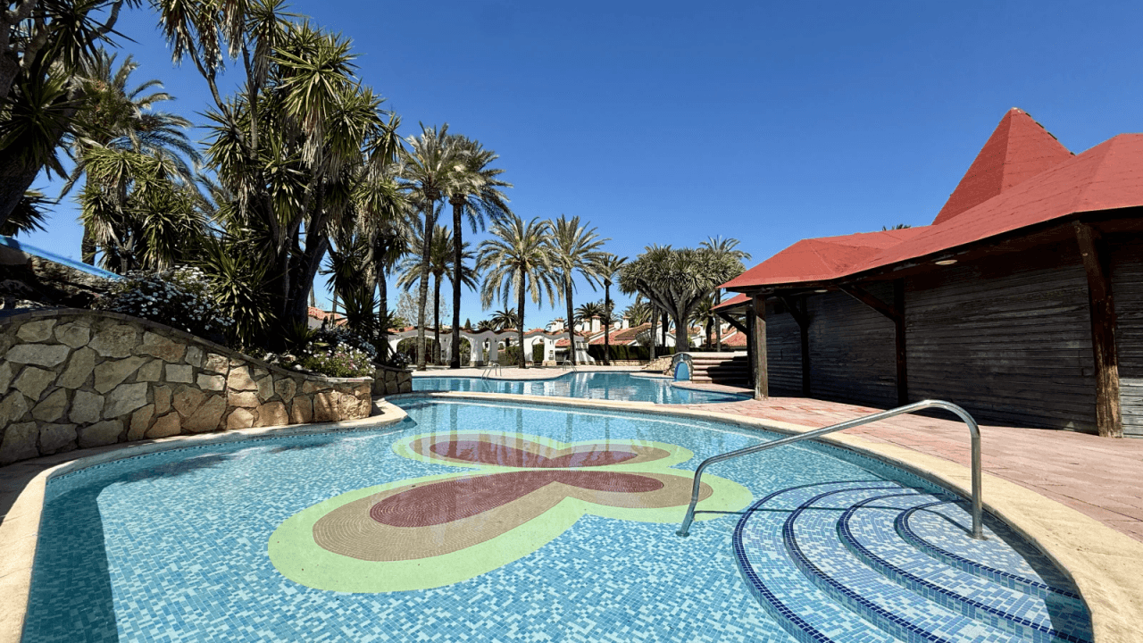 EXCLUSIV: Sehr gepflegtes Reihenhaus mit 3 Schlafzimmern in der beliebten Ferienanlage El Palmar mit großer Poollandschaft
