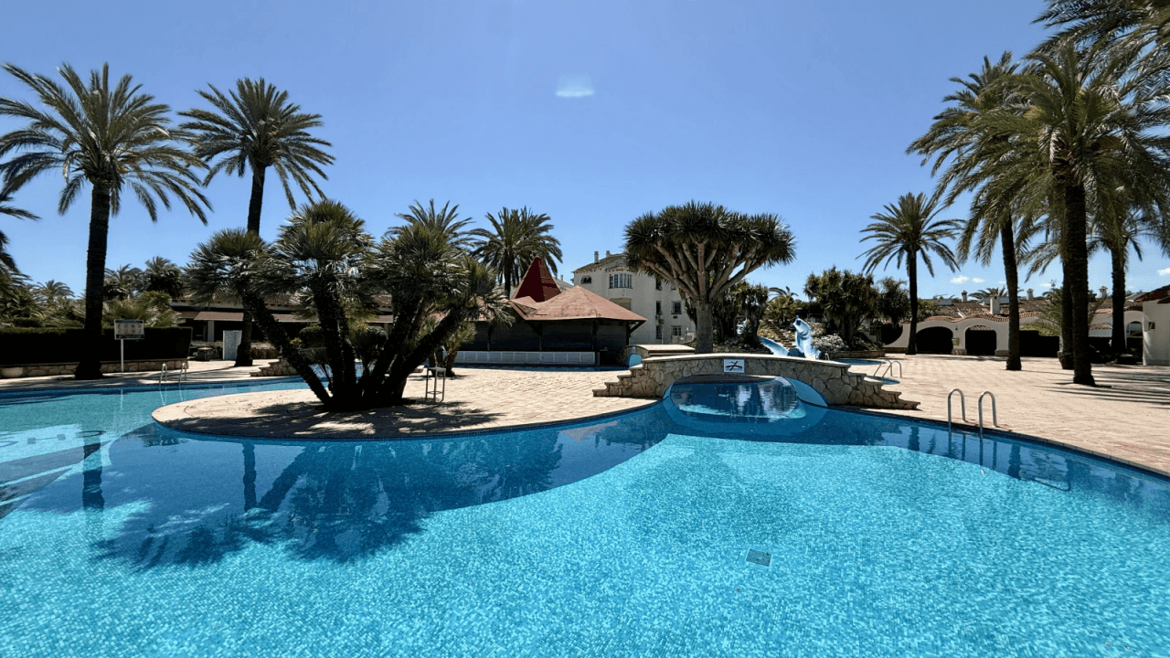 EXCLUSIV: Sehr gepflegtes Reihenhaus mit 3 Schlafzimmern in der beliebten Ferienanlage El Palmar mit großer Poollandschaft