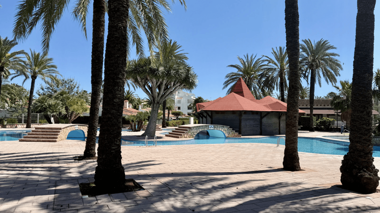 EXCLUSIV: Sehr gepflegtes Reihenhaus mit 3 Schlafzimmern in der beliebten Ferienanlage El Palmar mit großer Poollandschaft