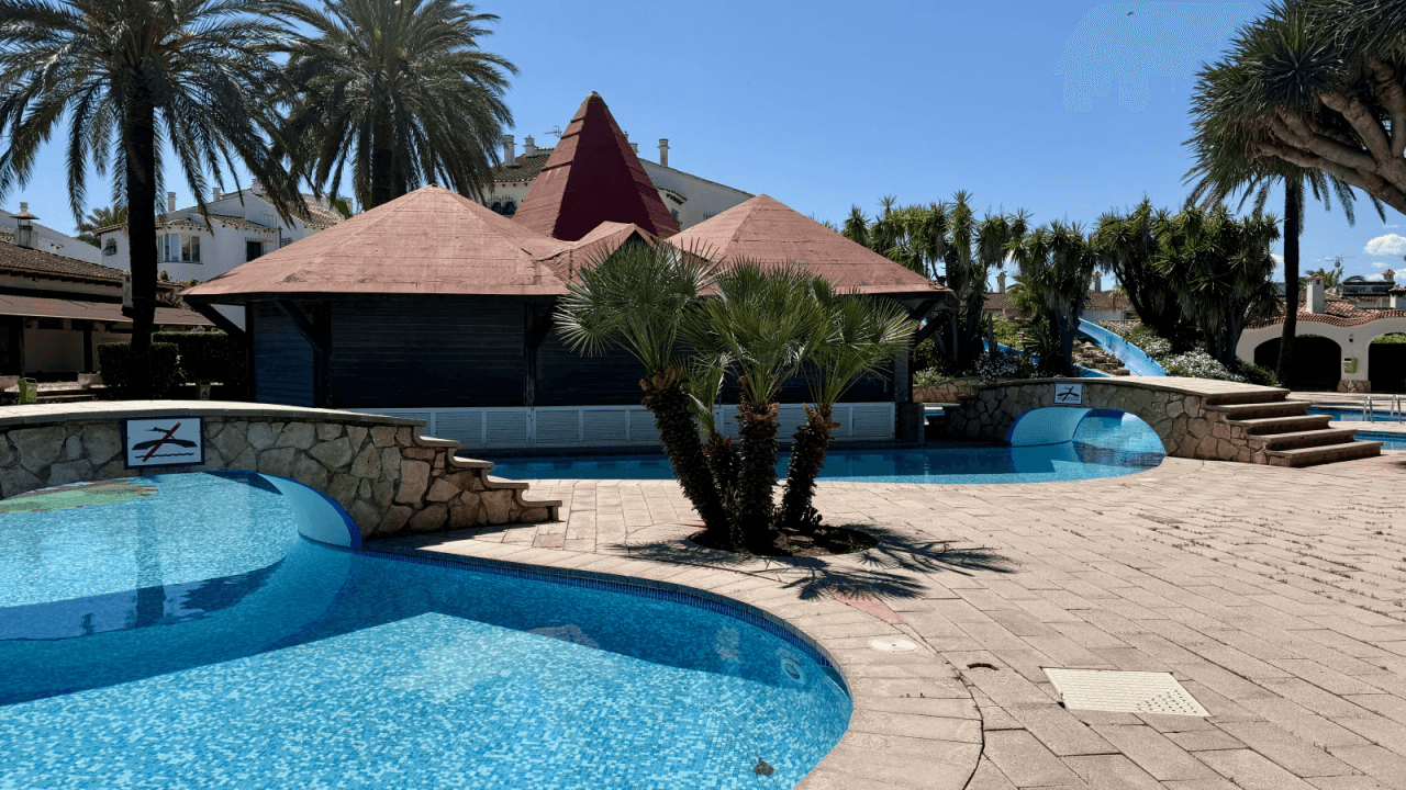 EXCLUSIV: Sehr gepflegtes Reihenhaus mit 3 Schlafzimmern in der beliebten Ferienanlage El Palmar mit großer Poollandschaft