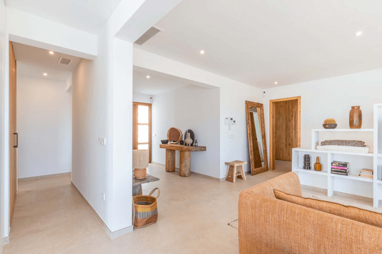 Ibiza-Stil Luxusvilla in Moraira — Mediterrane Eleganz nur 1 km vom Meer entfernt