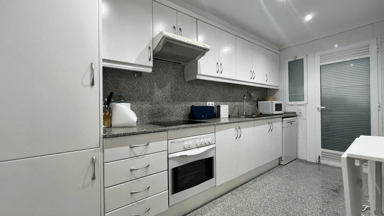 Appartement avec 2 chambres, piscine communautaire et à seulement 50m de la mer Méditerranée !