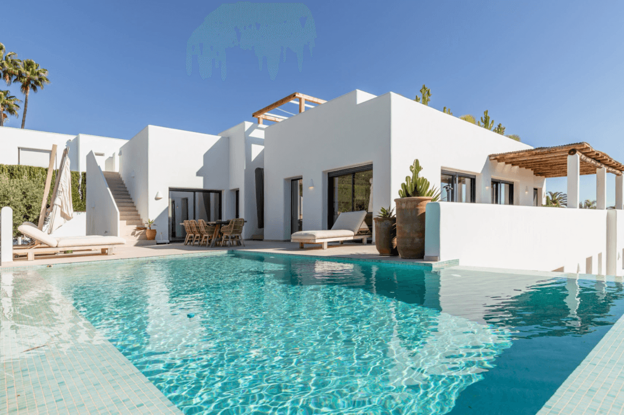 Ibiza-Stil Luxusvilla in Moraira — Mediterrane Eleganz nur 1 km vom Meer entfernt