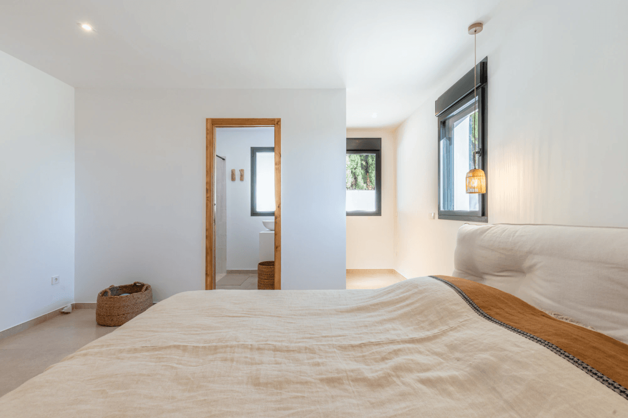 Ibiza-Stil Luxusvilla in Moraira — Mediterrane Eleganz nur 1 km vom Meer entfernt