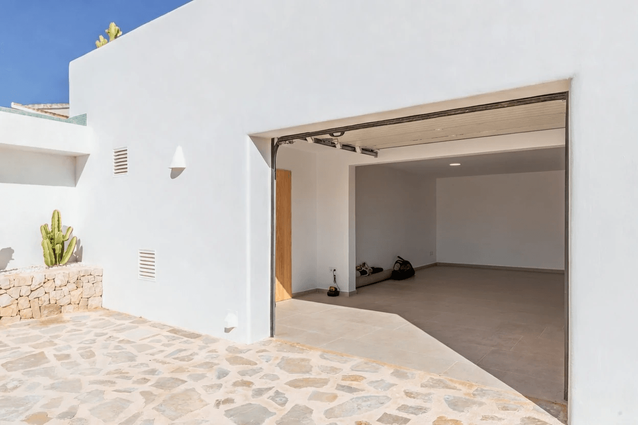 Ibiza-Stil Luxusvilla in Moraira — Mediterrane Eleganz nur 1 km vom Meer entfernt