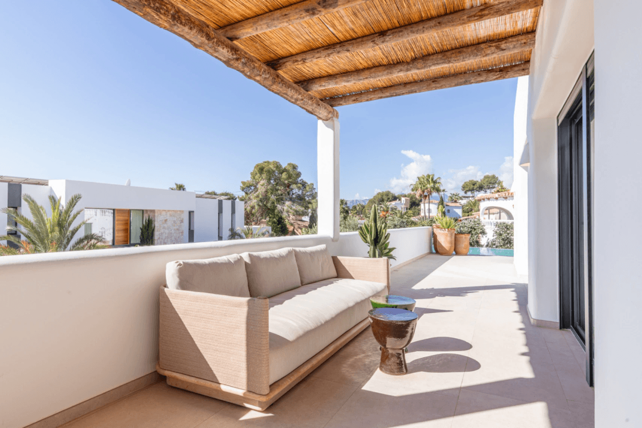 Ibiza-Stil Luxusvilla in Moraira — Mediterrane Eleganz nur 1 km vom Meer entfernt