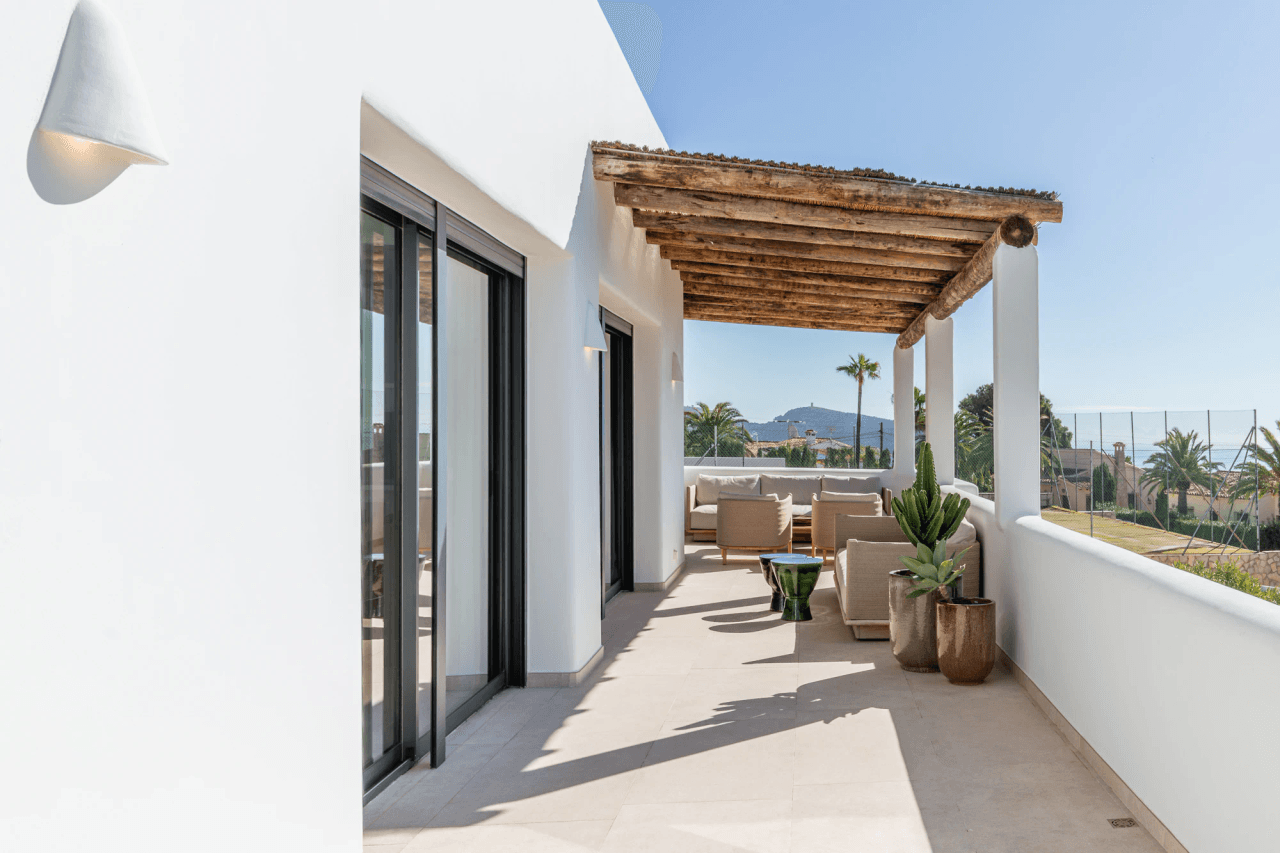 Ibiza-Stil Luxusvilla in Moraira — Mediterrane Eleganz nur 1 km vom Meer entfernt