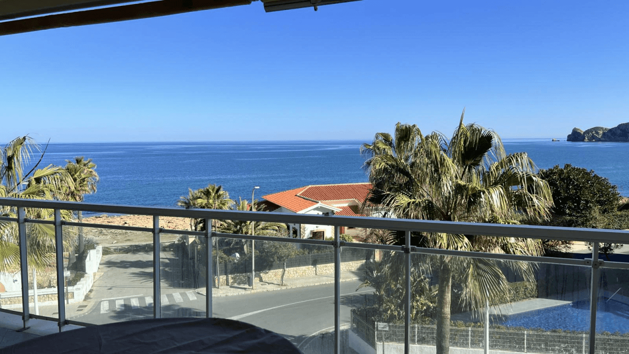 Appartement avec 2 chambres, piscine communautaire et à seulement 50m de la mer Méditerranée !