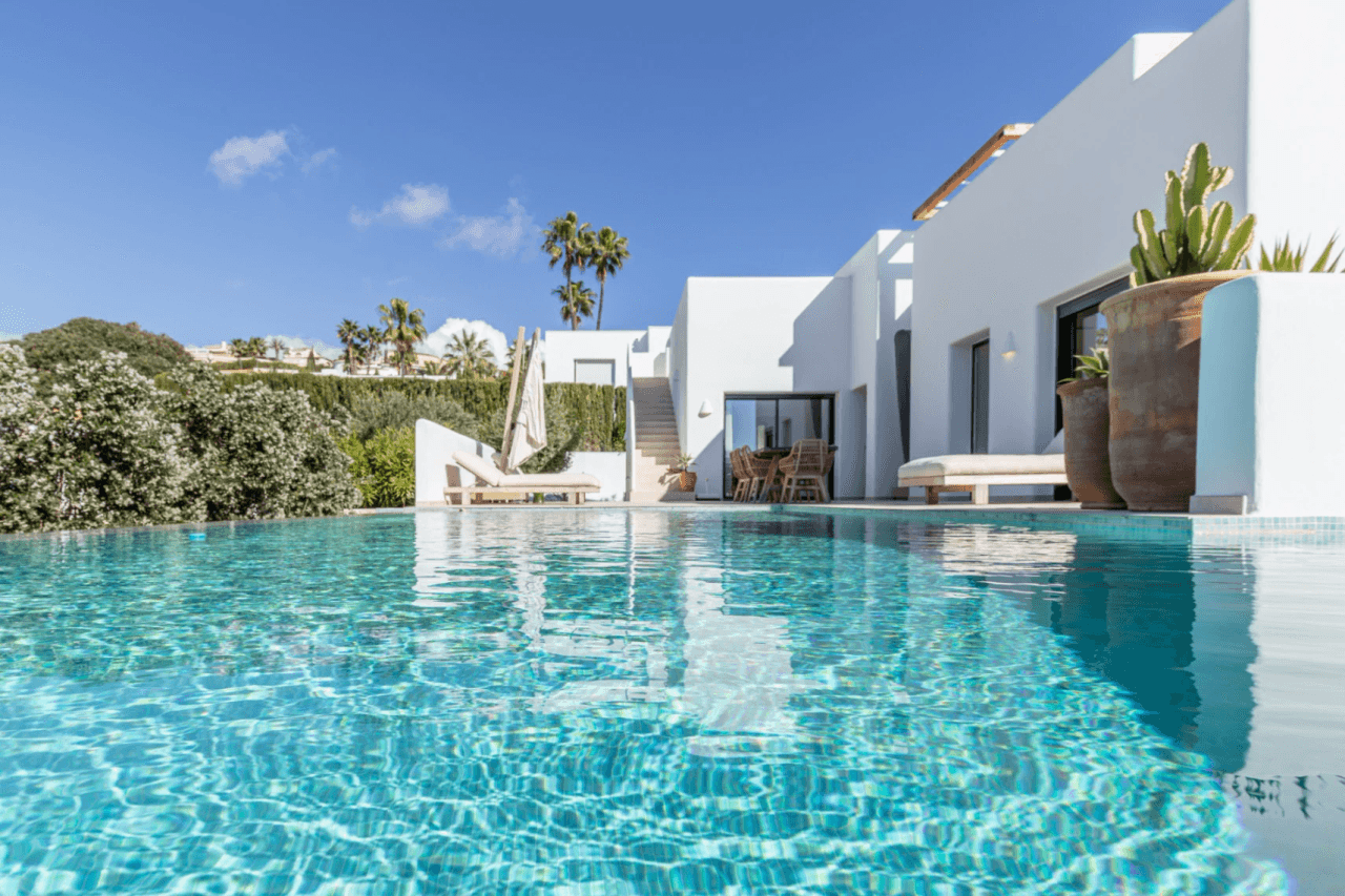 Ibiza-Stil Luxusvilla in Moraira — Mediterrane Eleganz nur 1 km vom Meer entfernt