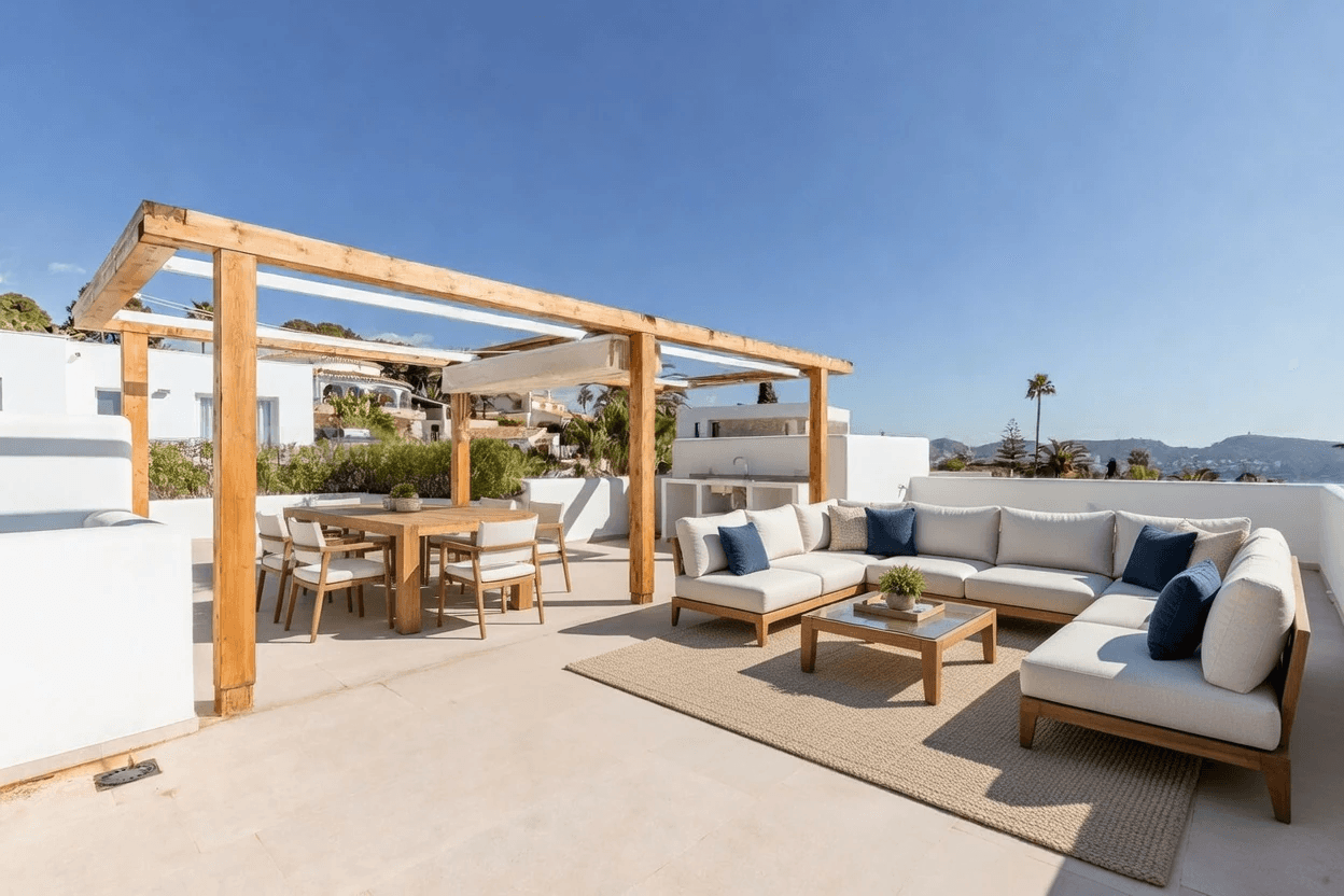 Ibiza-Stil Luxusvilla in Moraira — Mediterrane Eleganz nur 1 km vom Meer entfernt