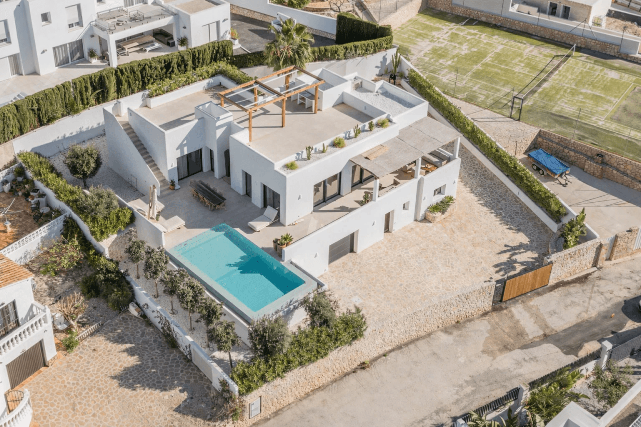 Ibiza-Stil Luxusvilla in Moraira — Mediterrane Eleganz nur 1 km vom Meer entfernt