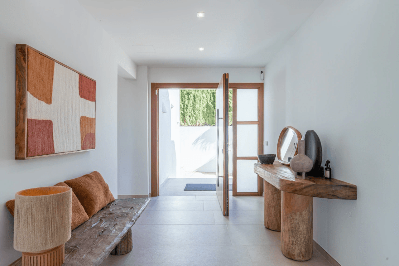 Ibiza-Stil Luxusvilla in Moraira — Mediterrane Eleganz nur 1 km vom Meer entfernt