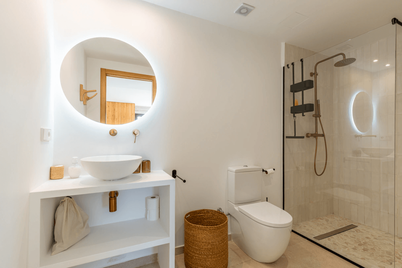 Ibiza-Stil Luxusvilla in Moraira — Mediterrane Eleganz nur 1 km vom Meer entfernt