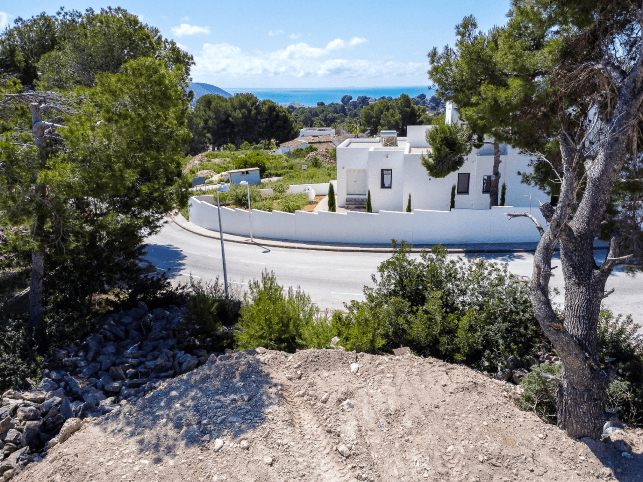 Terrain à vendre à Moraira avec vue sur la mer et infrastructure complète