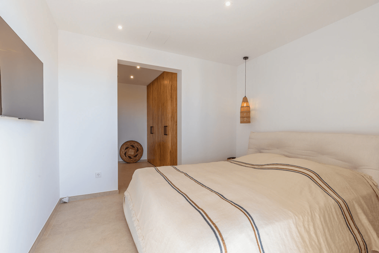 Ibiza-Stil Luxusvilla in Moraira — Mediterrane Eleganz nur 1 km vom Meer entfernt