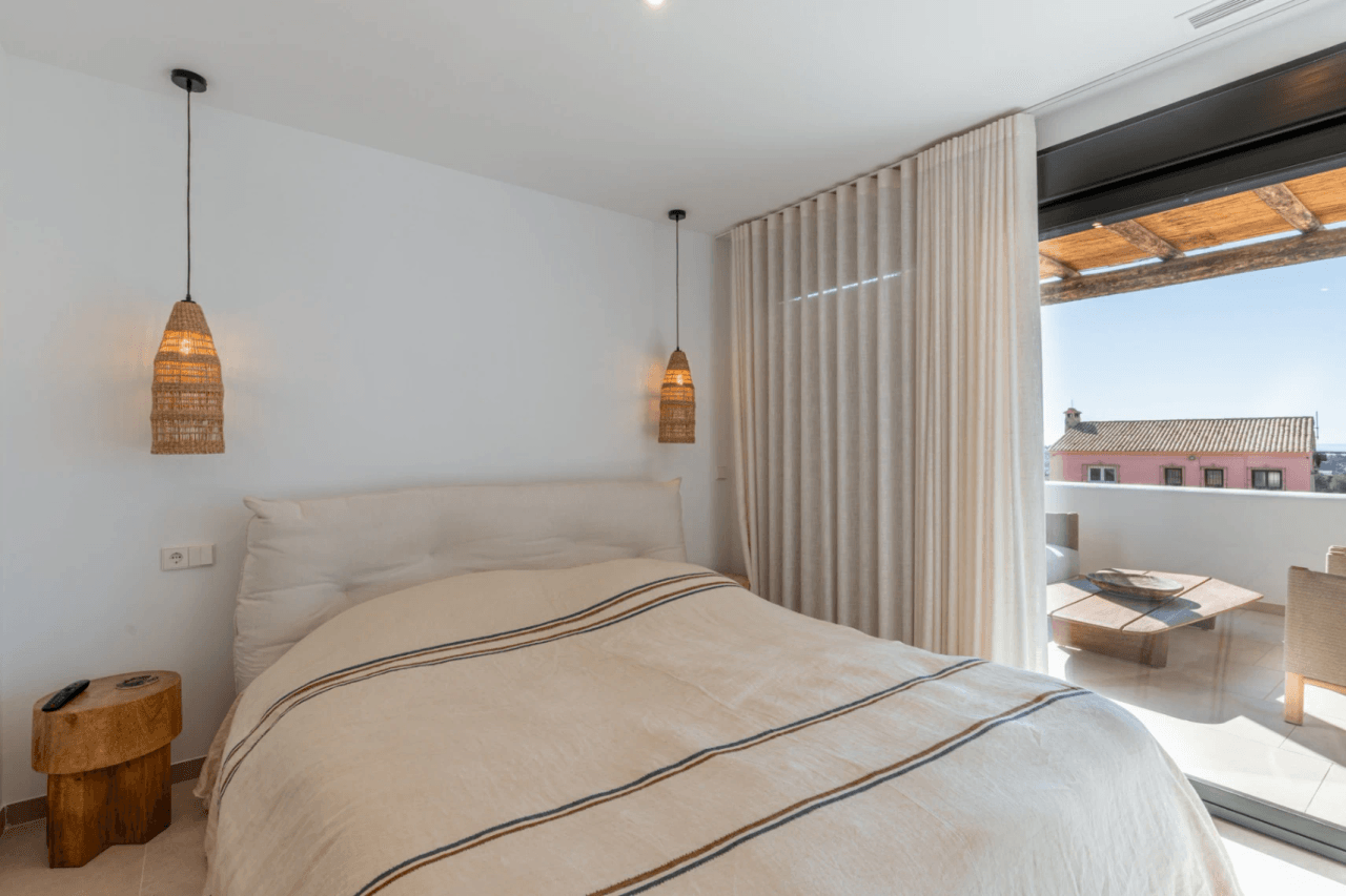 Ibiza-Stil Luxusvilla in Moraira — Mediterrane Eleganz nur 1 km vom Meer entfernt