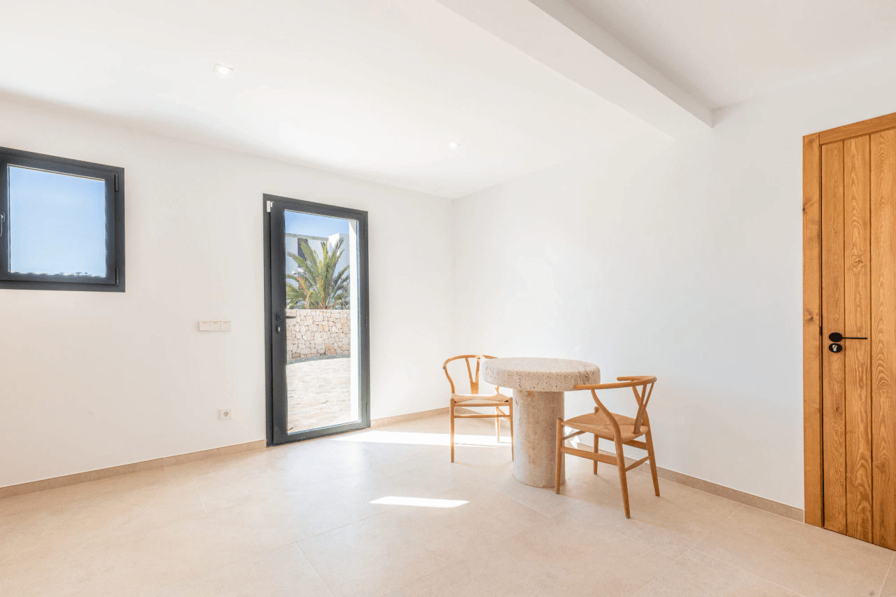 Ibiza-Stil Luxusvilla in Moraira — Mediterrane Eleganz nur 1 km vom Meer entfernt