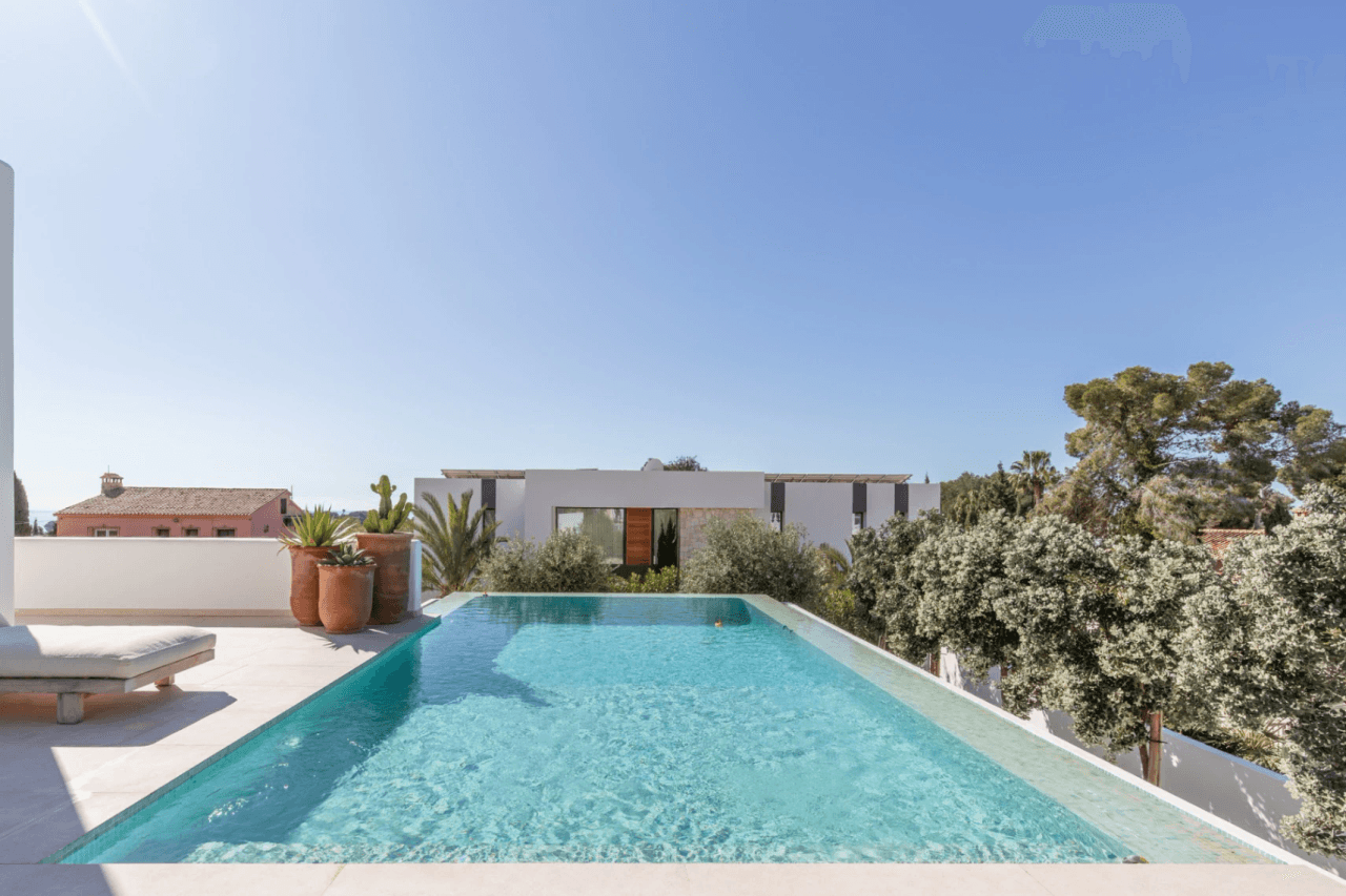 Ibiza-Stil Luxusvilla in Moraira — Mediterrane Eleganz nur 1 km vom Meer entfernt