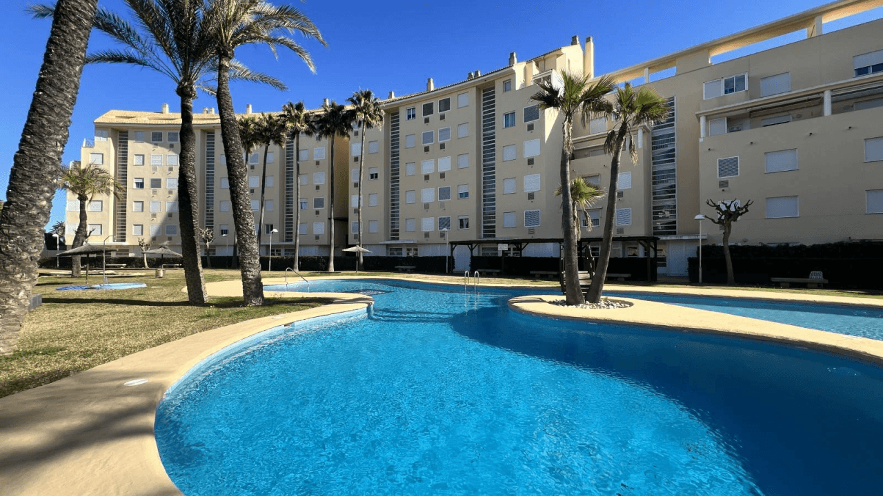 Appartement avec 2 chambres, piscine communautaire et à seulement 50m de la mer Méditerranée !