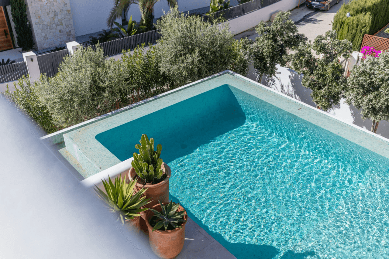 Ibiza-Stil Luxusvilla in Moraira — Mediterrane Eleganz nur 1 km vom Meer entfernt