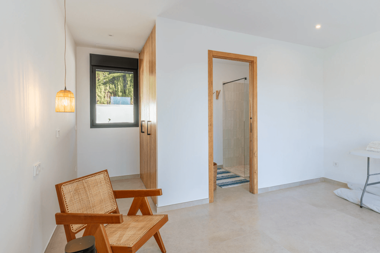 Ibiza-Stil Luxusvilla in Moraira — Mediterrane Eleganz nur 1 km vom Meer entfernt