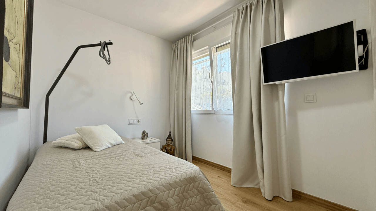 Attraktive Erdgeschosswohnung in einer exklusiven, geschlossenen Residenz mit großzügiger Terrasse und schönem teilweisem Meerblick