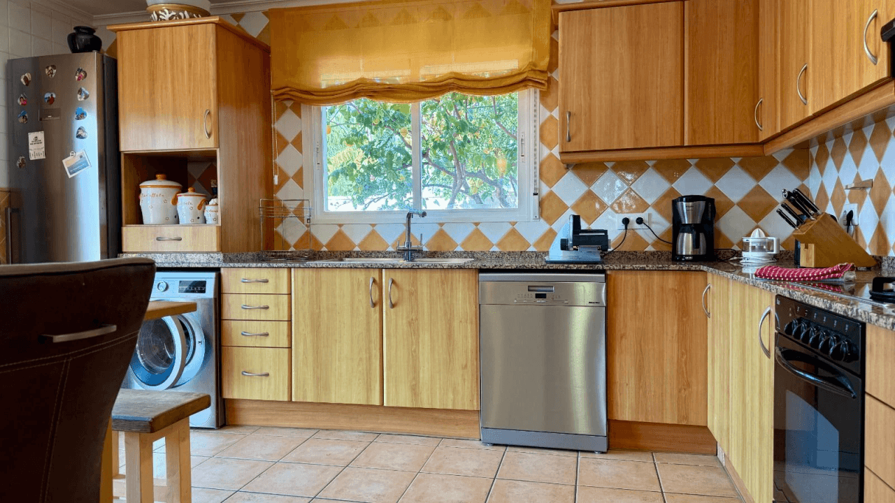 T-0226, Mediterránea, eine hübsche Villa mit Garten