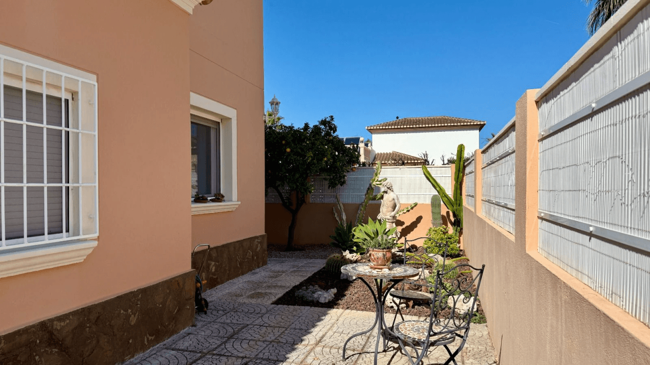 T-0226, Mediterránea, eine hübsche Villa mit Garten