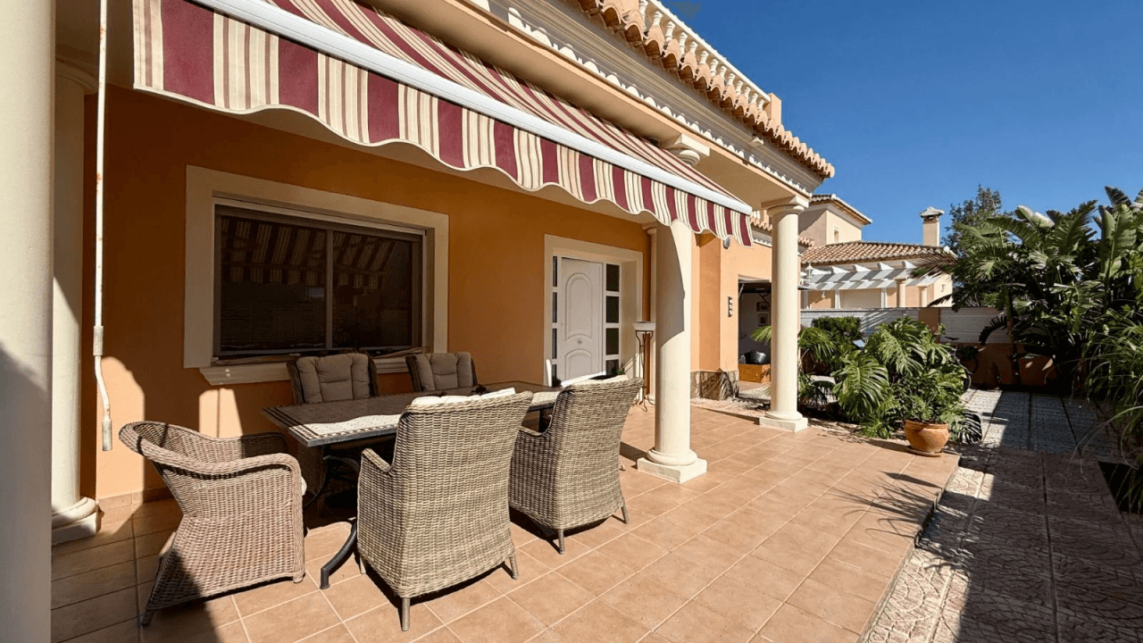 T-0226, Mediterránea, eine hübsche Villa mit Garten