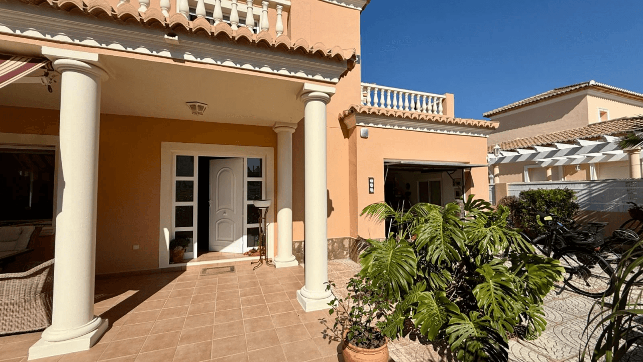 T-0226, Mediterránea, eine hübsche Villa mit Garten