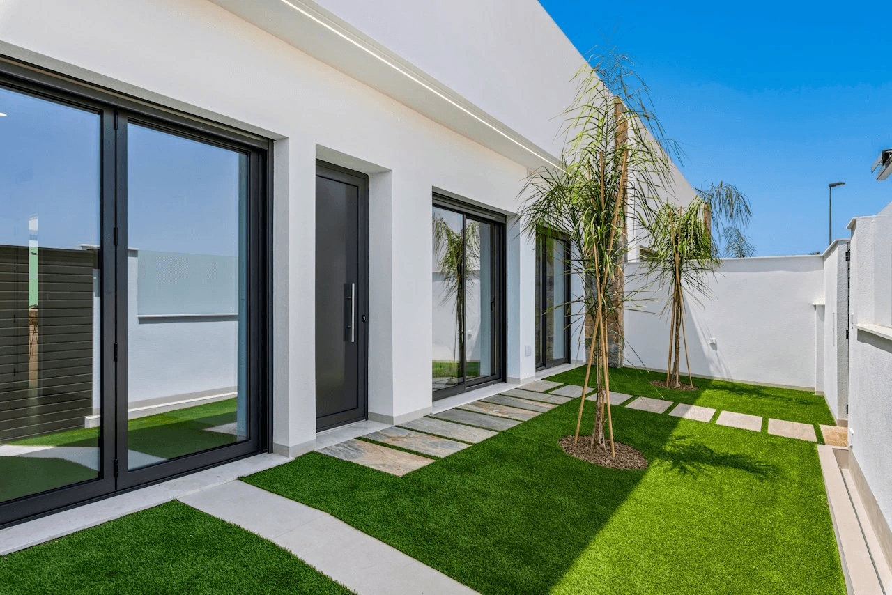 Villen mit 3 Schlafzimmern, 2 Bädern, Klimaanlage, Kfz-Stellplatz und Privatpool in der La Serena Golfanlage