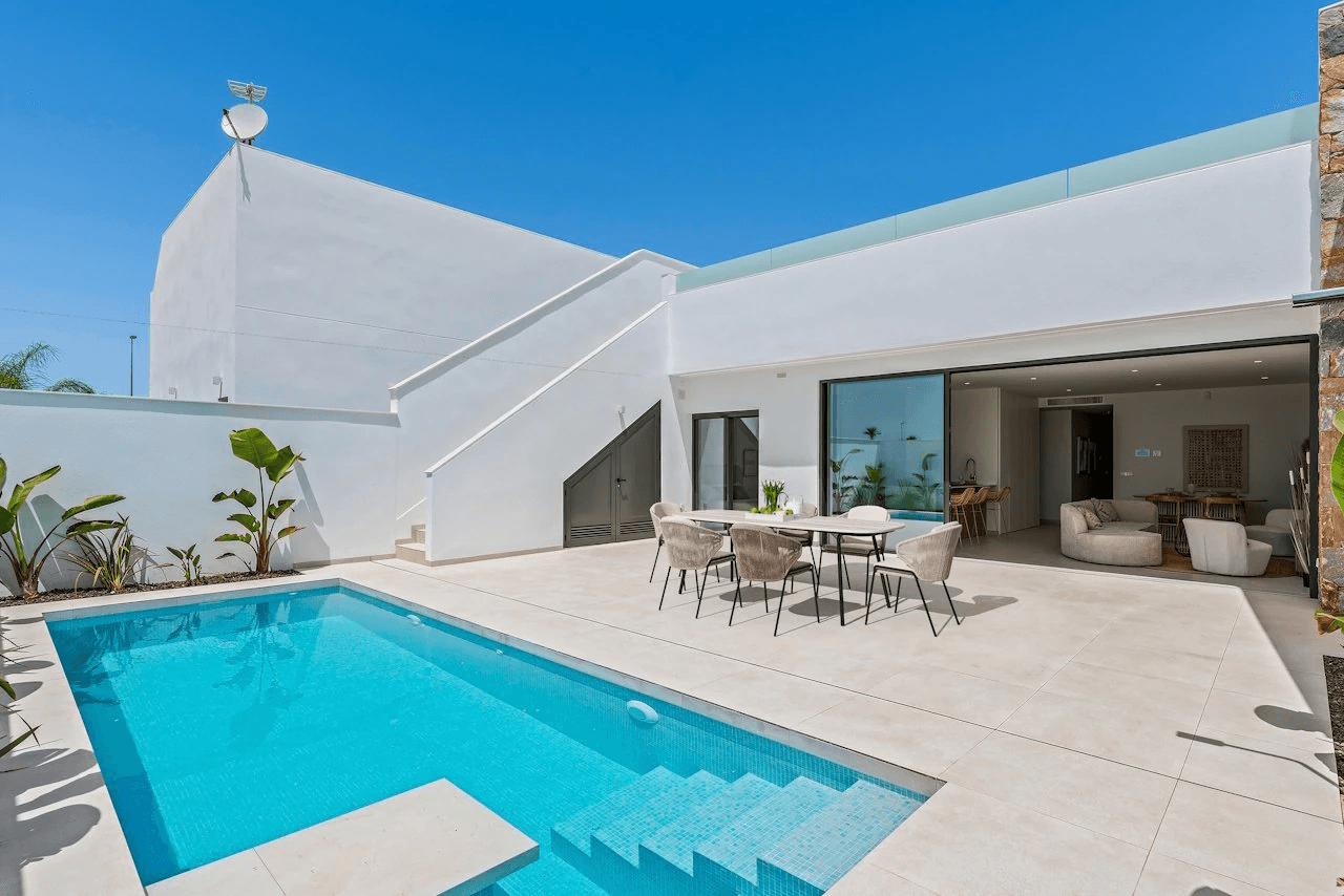 Villas with 3 bedrooms, 2 bathrooms, air conditioning, private parking and private pool at La Serena Golf