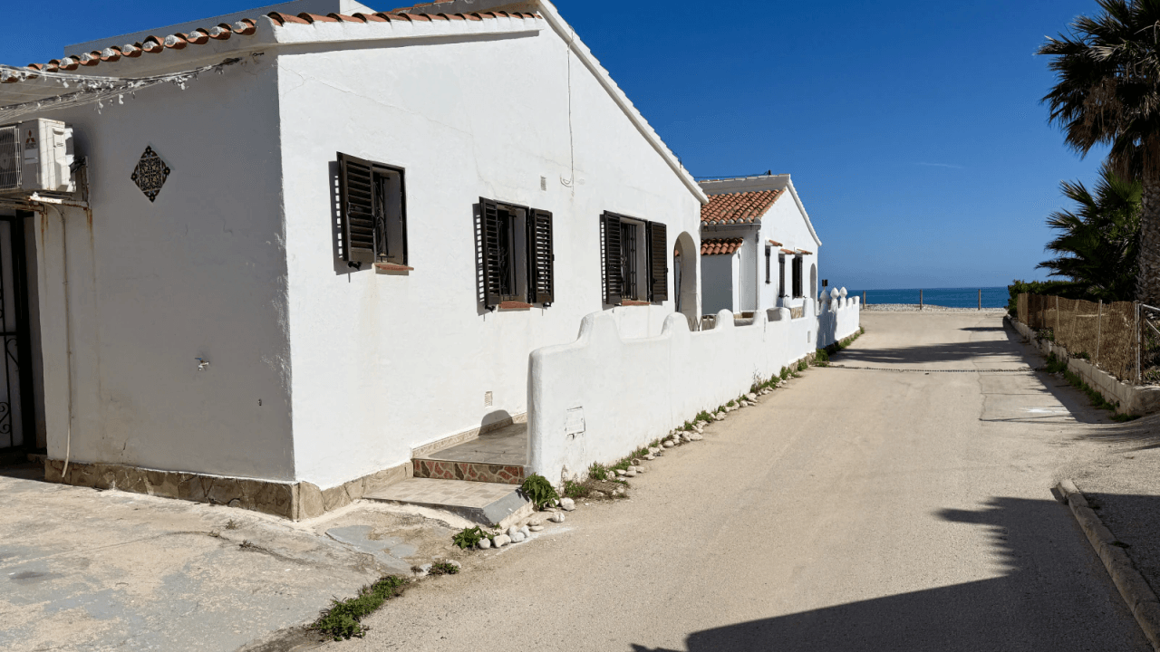 Reihenhaus mit Meerblick in zweiter Linie am Strand von Els Poblets