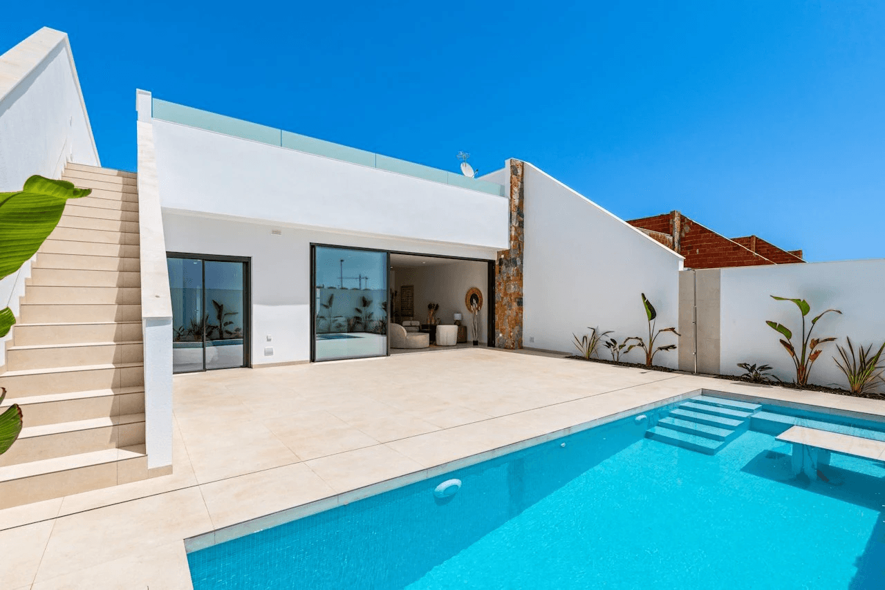 Villen mit 3 Schlafzimmern, 2 Bädern, Klimaanlage, Kfz-Stellplatz und Privatpool in der La Serena Golfanlage