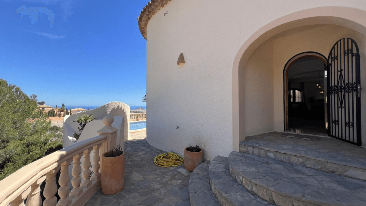 Sunny villa with large garden in Marquesa V in Dènia.