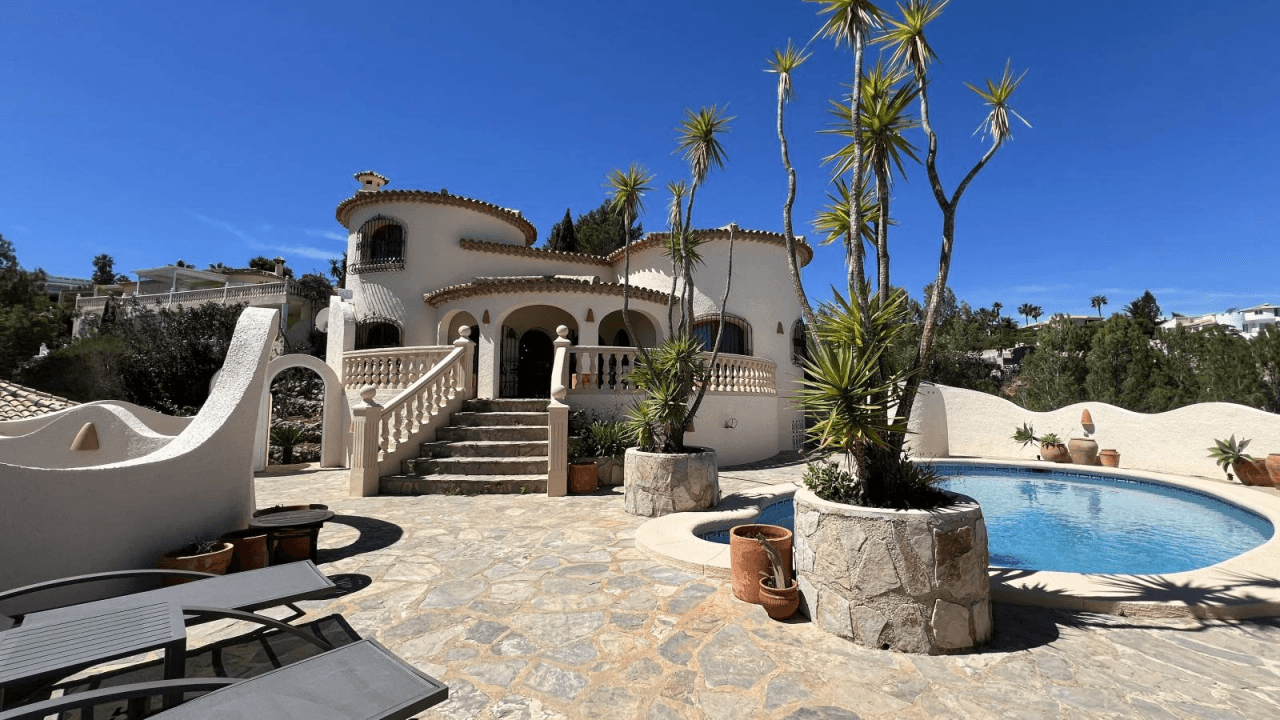 Sunny villa with large garden in Marquesa V in Dènia.