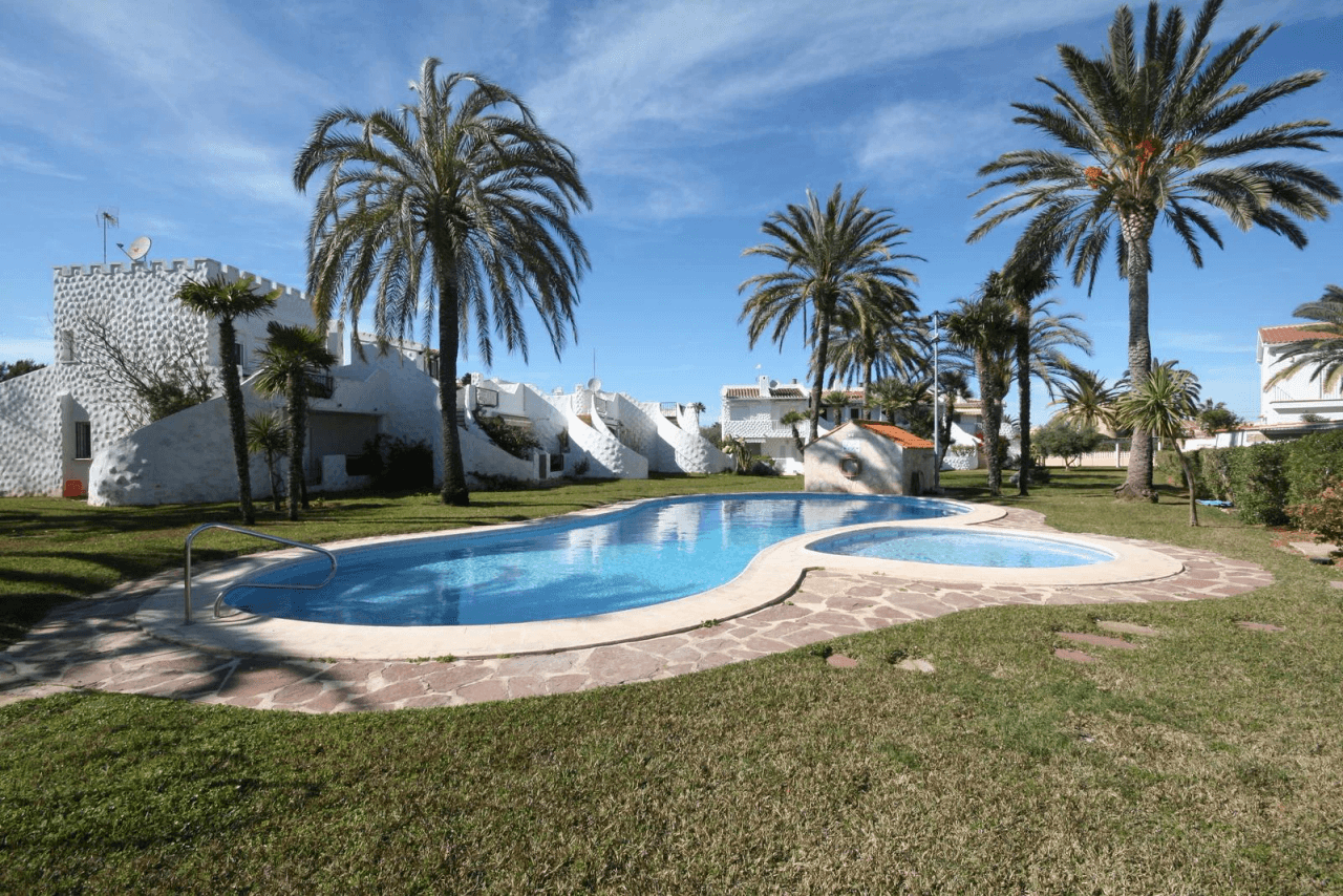 Apartment in a quiet area with pool in Els Poblets