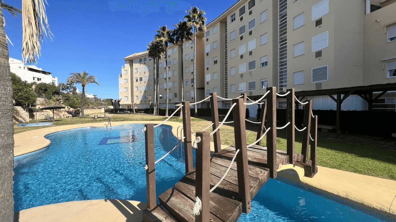 Appartment with 2 bedrooms, community pool and only 50m from the Mediterranean sea!