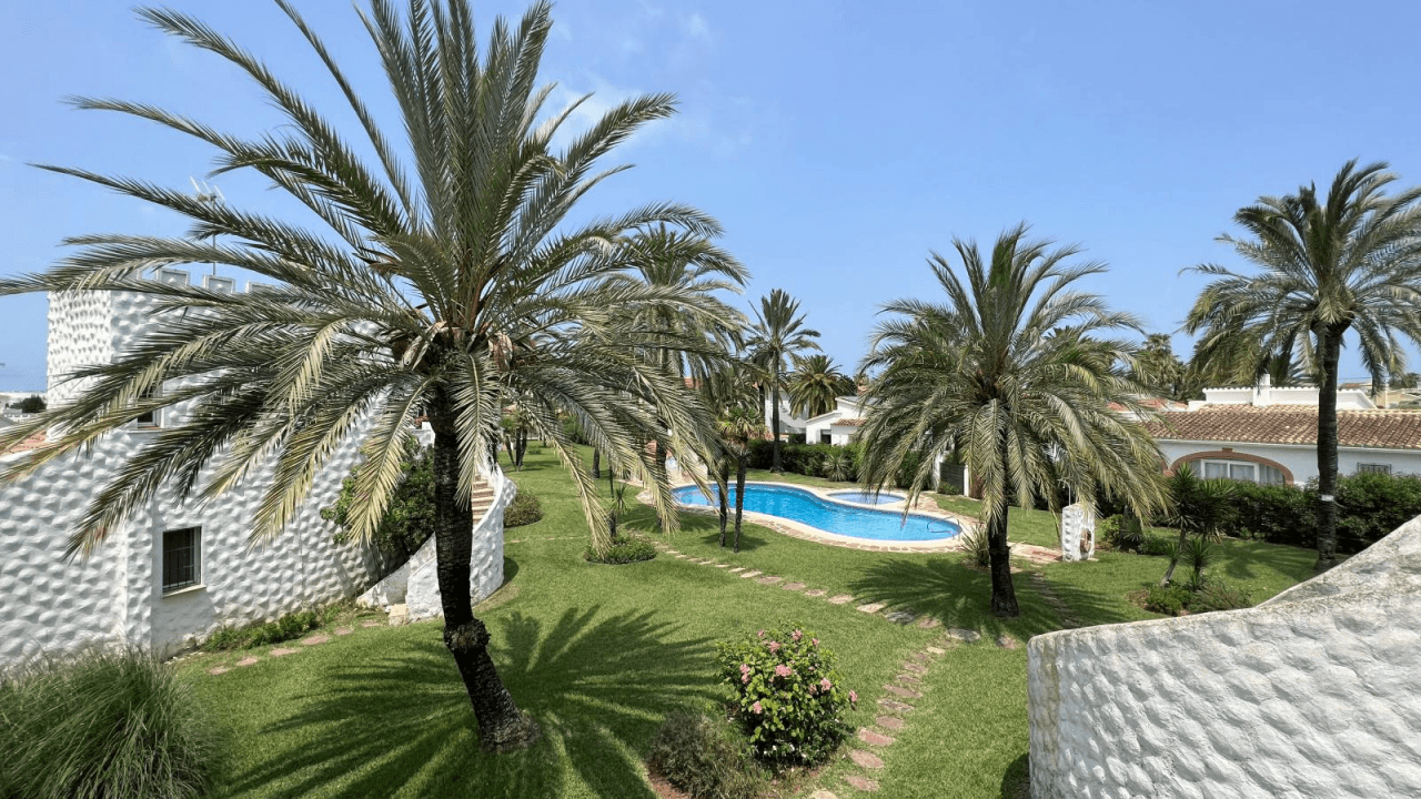 Apartment in a quiet area with pool in Els Poblets